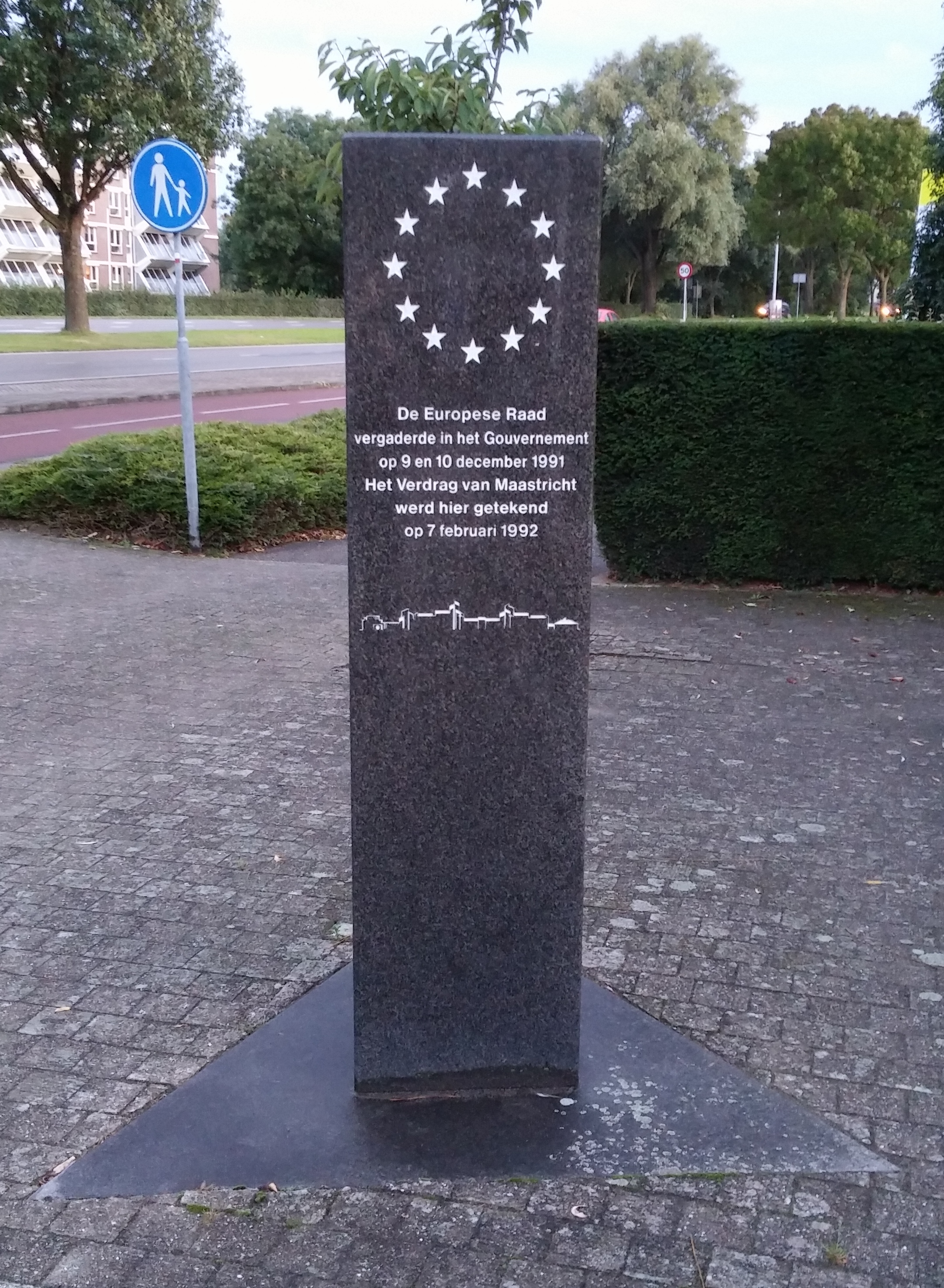 Lápida conmemorativa en la entrada del edificio del gobierno provincial de Limburgo en Maastricht, recordando la firma del Tratado de Maastricht en febrero de 1992.