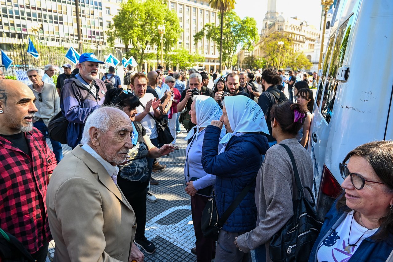 Marcha de las Madres de Plaza de Mayo en Buenos Aires, con mujeres portando los icónicos pañuelos blancos en la cabeza.