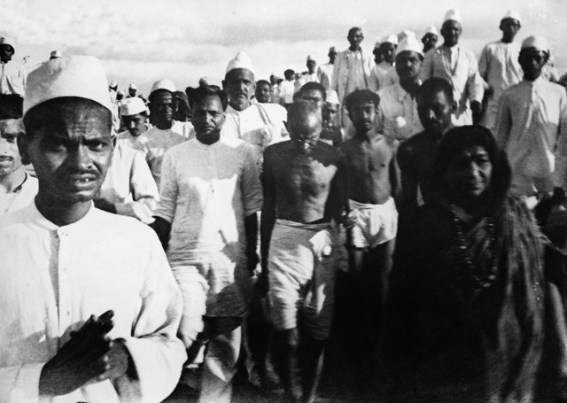 Mahatma Gandhi al frente de la Marcha de la Sal en 1930, caminando hacia Dandi acompañado de seguidores.