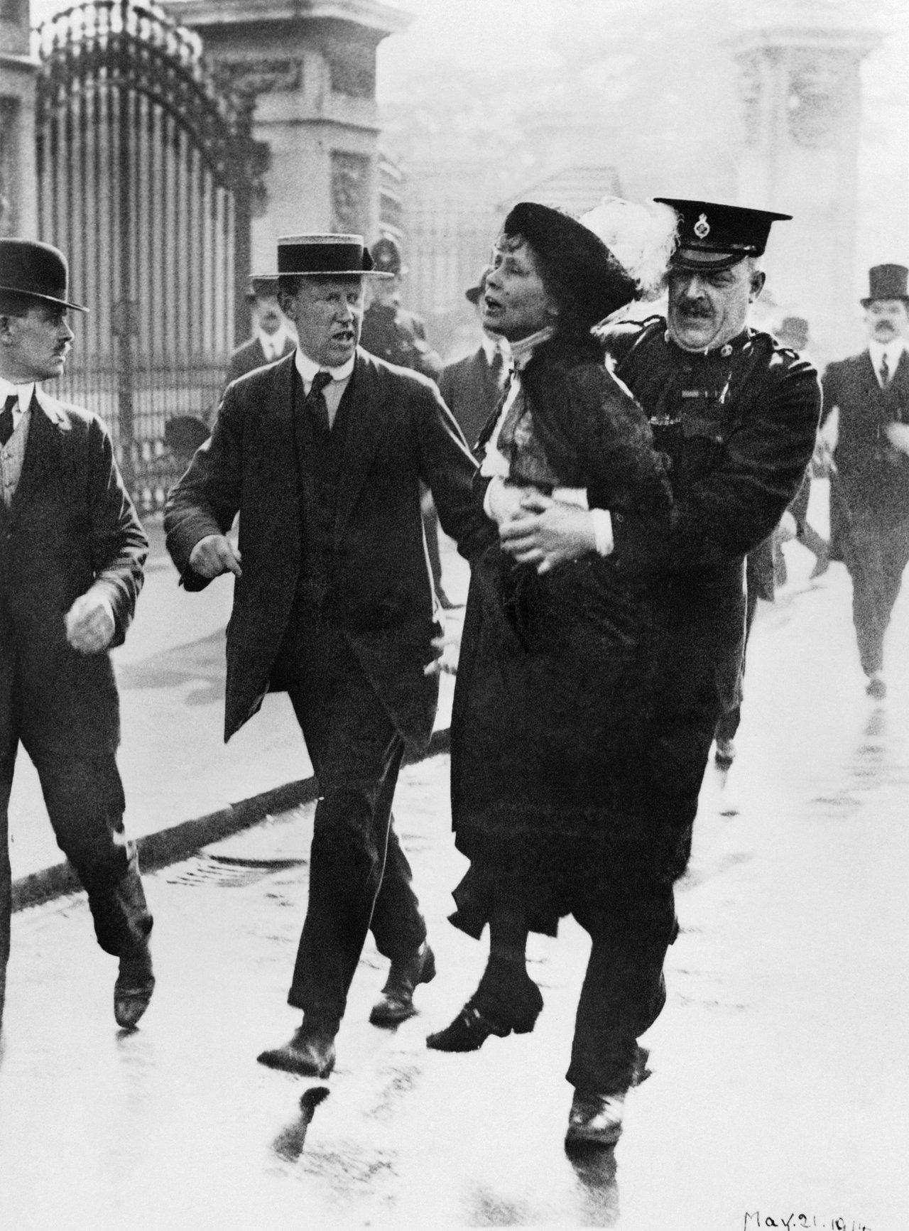 Emmeline Pankhurst, líder de la WSPU, es arrestada frente al Palacio de Buckingham en mayo de 1914 mientras intentaba entregar una petición al rey Jorge V.
