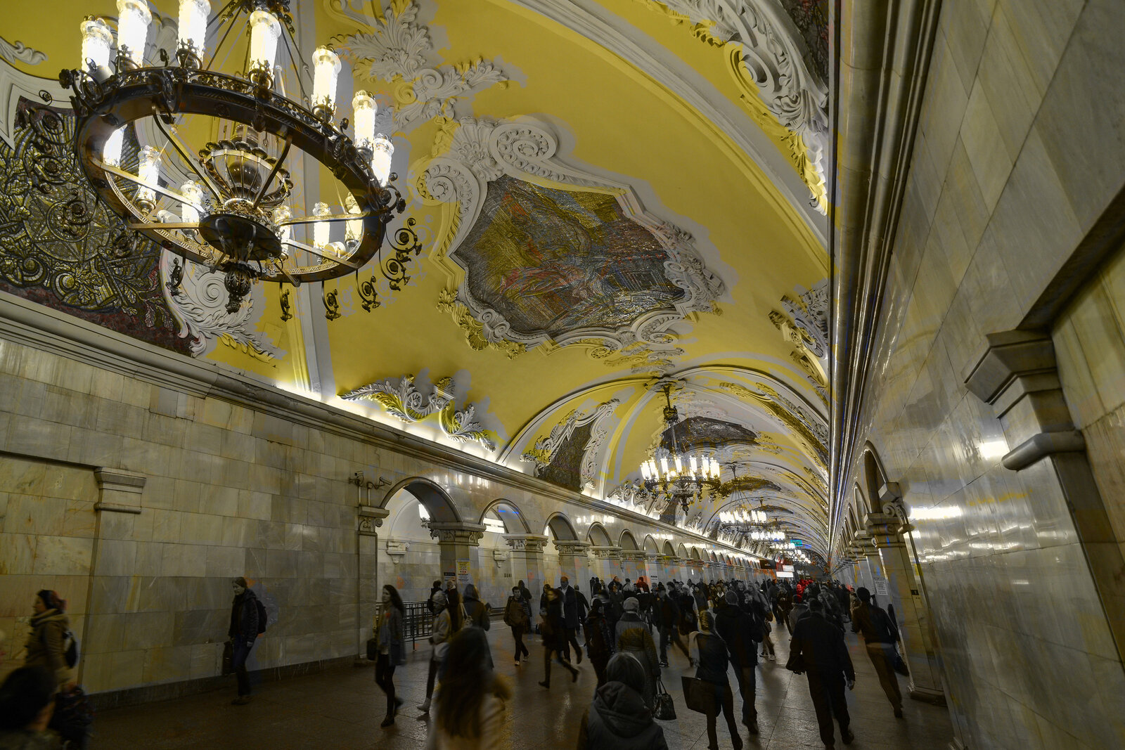 Estación Komsomólskaya de la línea Koltsevaya del Metro de Moscú, inaugurada en 1952, con decoración monumental estalinista.
