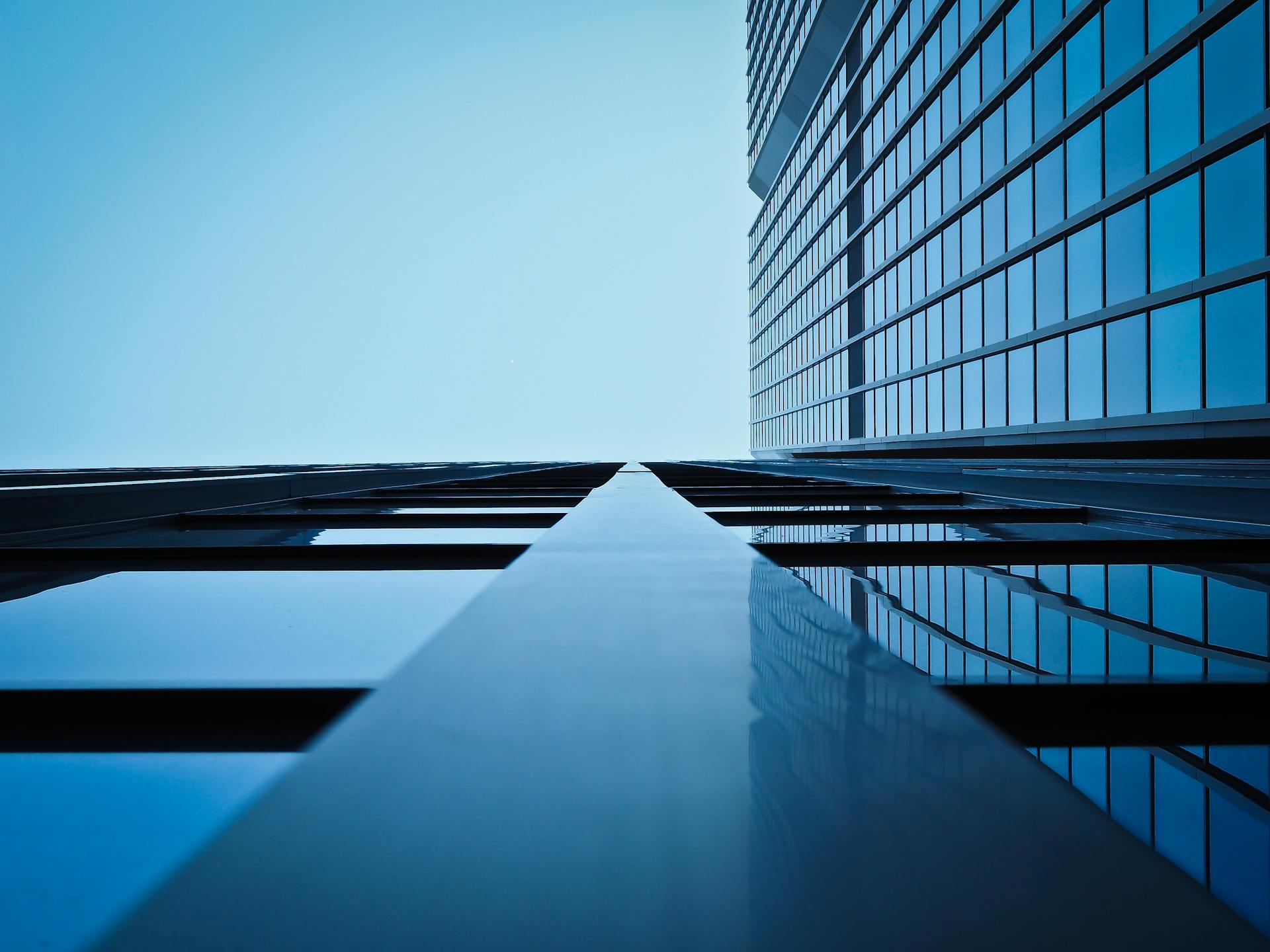 Vista en contrapicado de un edificio de oficinas moderno contra cielo despejado