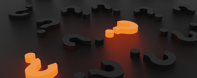 Render 3D de signos de interrogación negros con uno naranja destacando sobre fondo oscuro