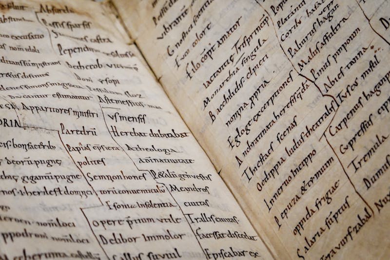 Manuscrito antiguo con texto en latín sobre pergamino envejecido